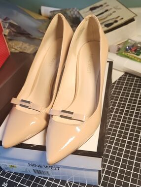 Nine West Beige Patent Pointed-Toe Pumps with Bow Accent